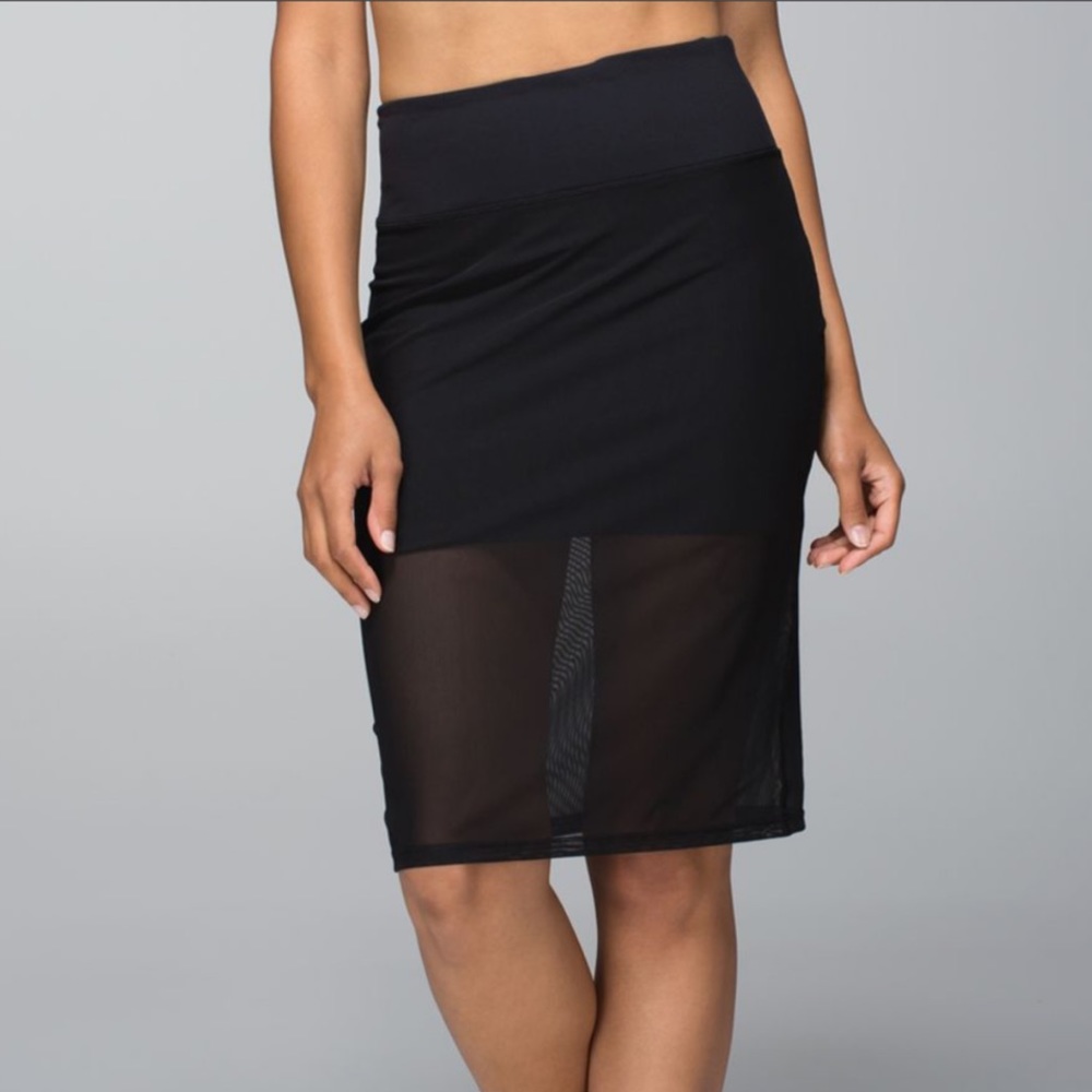 Lululemon Mesh Skirt Fashion- Black- Size 8